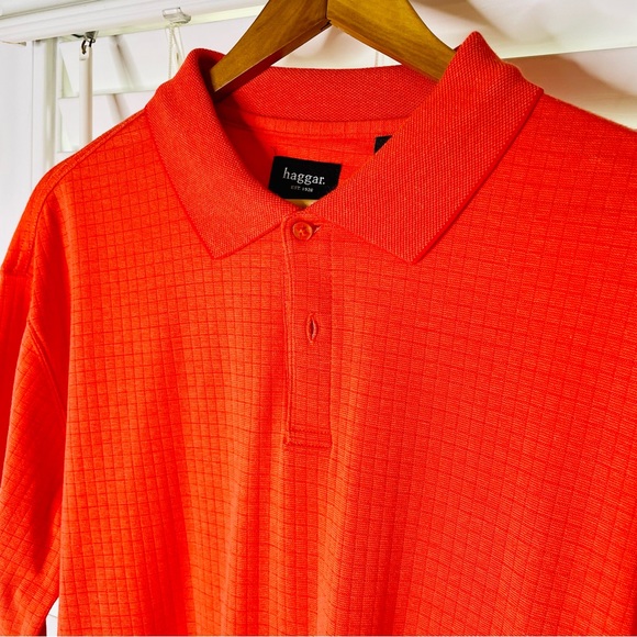 🩷 HAGGAR MENS POLO STYLE MENS SIZE MEDIUM SALMON COLOR EMBOSSED CHECK PATTERN - Picture 2 of 4